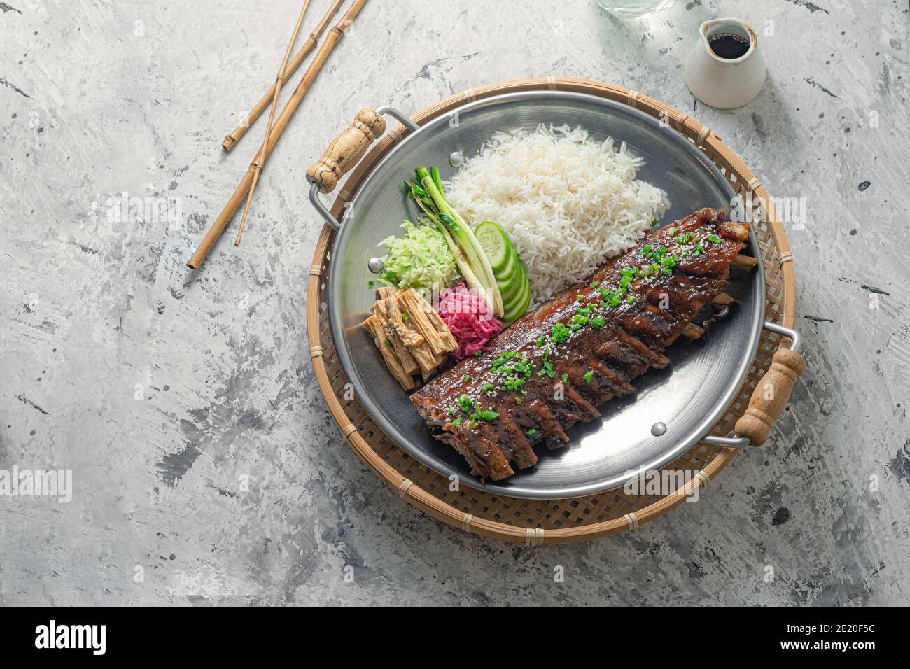 Asiatische Schweinefleisch kurze Rippen mit Reis und Gemüse. Stockfoto