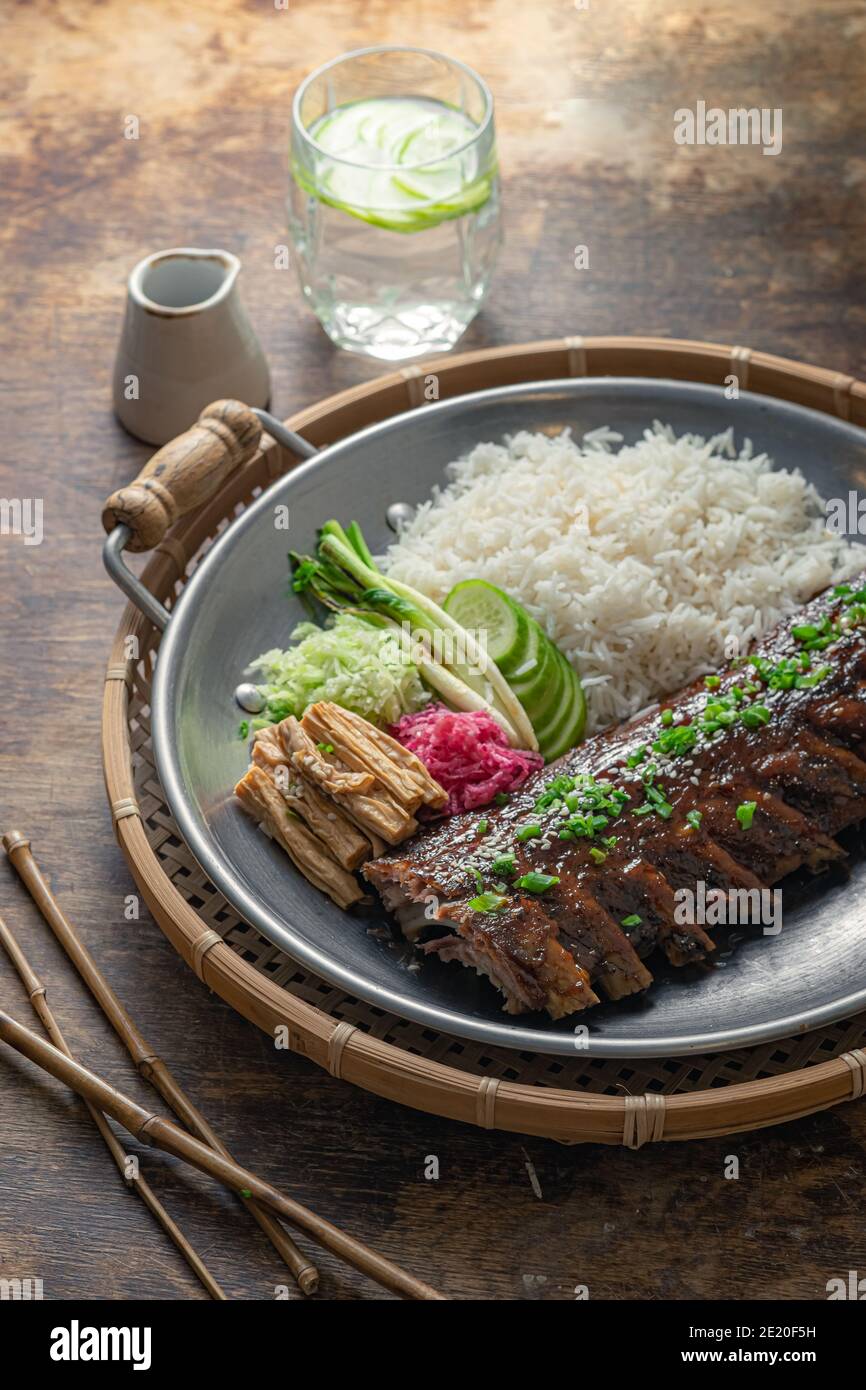 Nahaufnahme Schweinefleisch kurze Rippen asiatische Küche, rustikalen Stil. Stockfoto