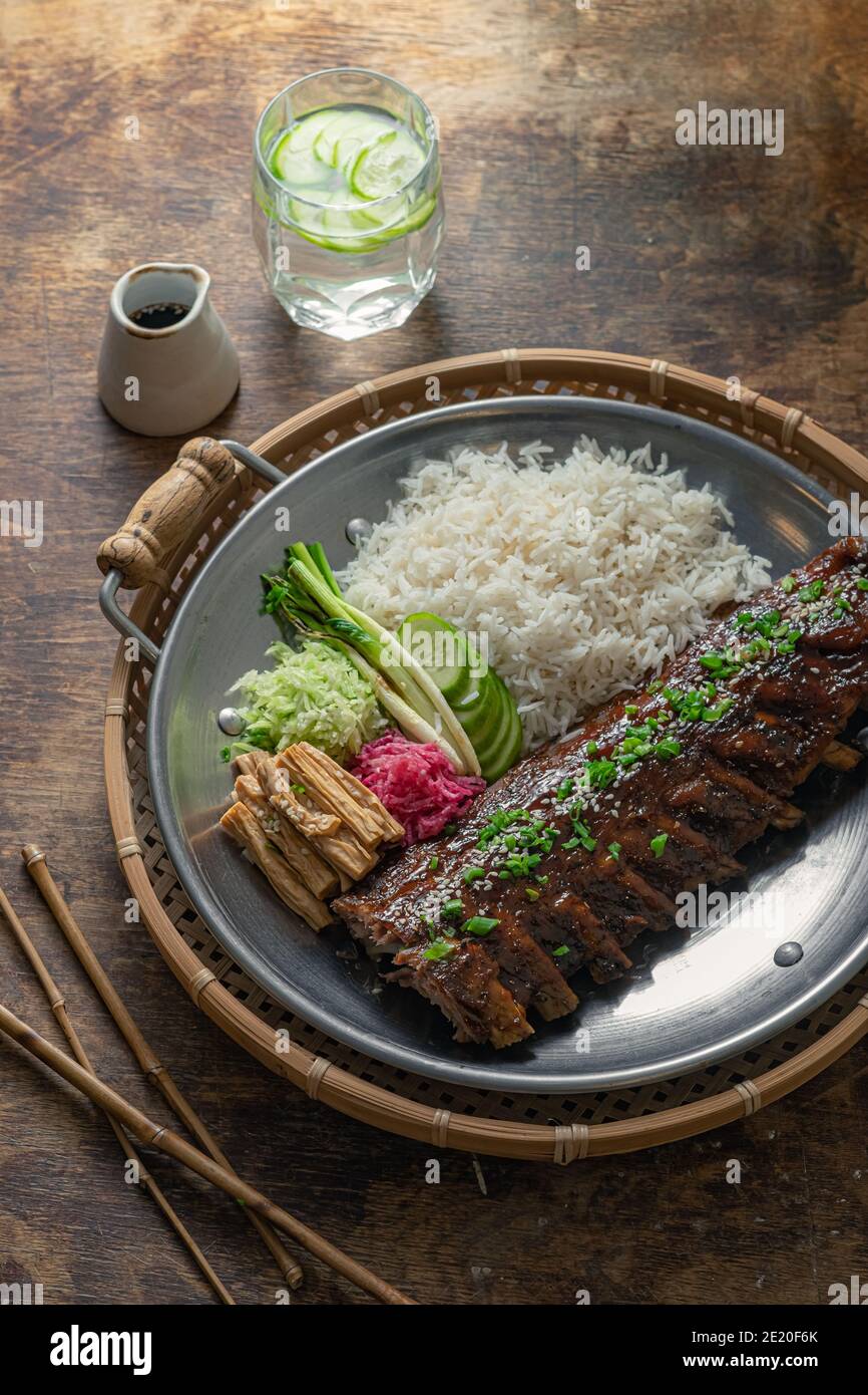 Asiatische würzige kurze Rippchen mit Reis und Gemüse. Stockfoto