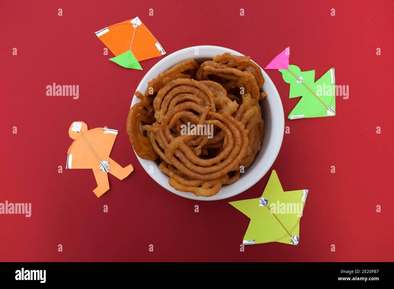 Beliebte süße Gericht Jalebi während indischen Kite-Festival von Uttarayan oder makar sankranti in gujarat gebraten. Dekoriert mit bunten Drachen. Sw Stockfoto