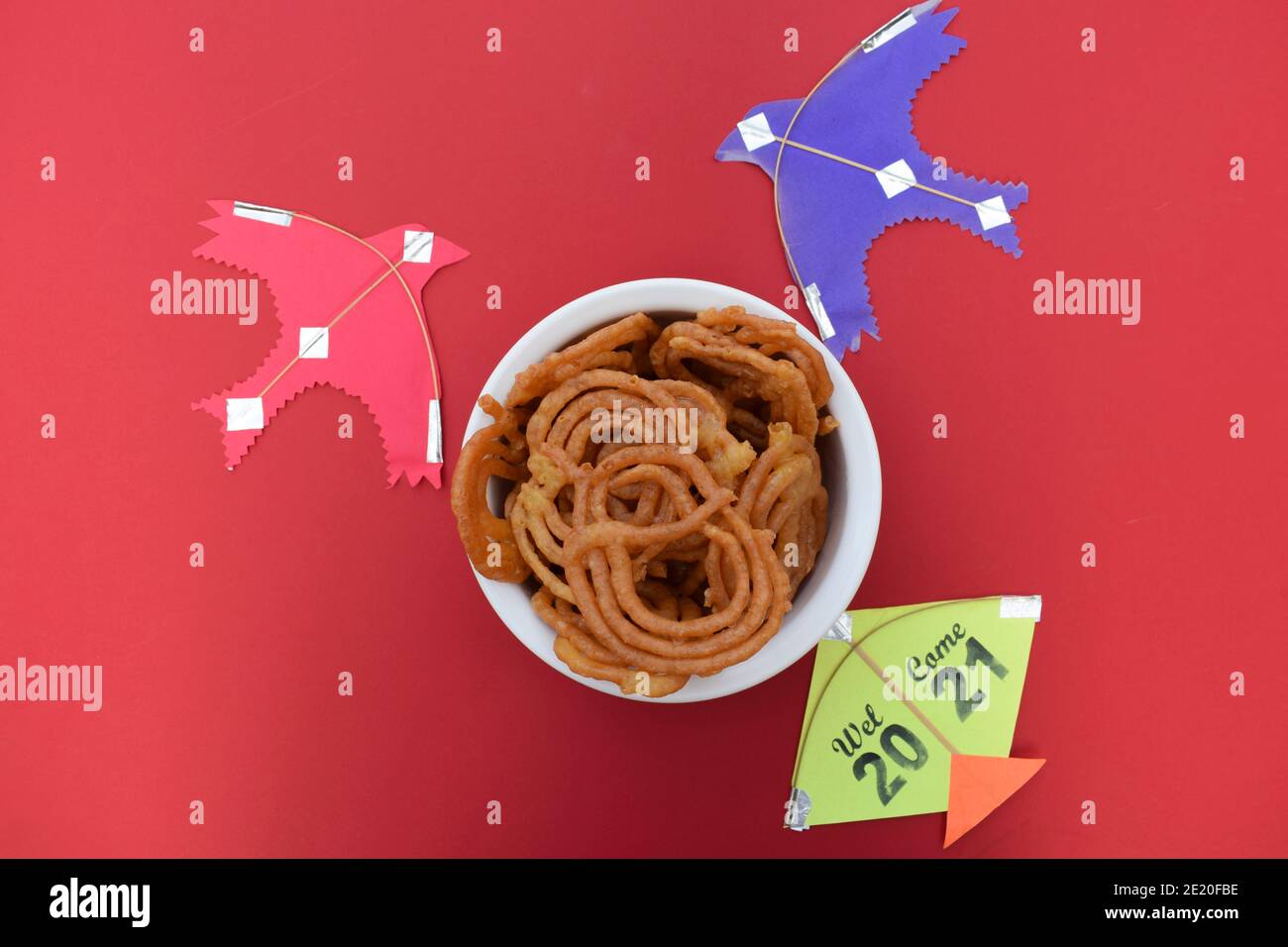 Beliebte süße Gericht Jalebi während indischen Kite-Festival von Uttarayan oder makar sankranti in gujarat gebraten. Dekoriert mit bunten Drachen. Ea Stockfoto