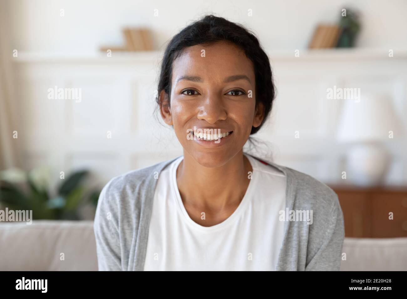 Porträt von lächelnd attraktive junge afroamerikanische multirassische Frau. Stockfoto
