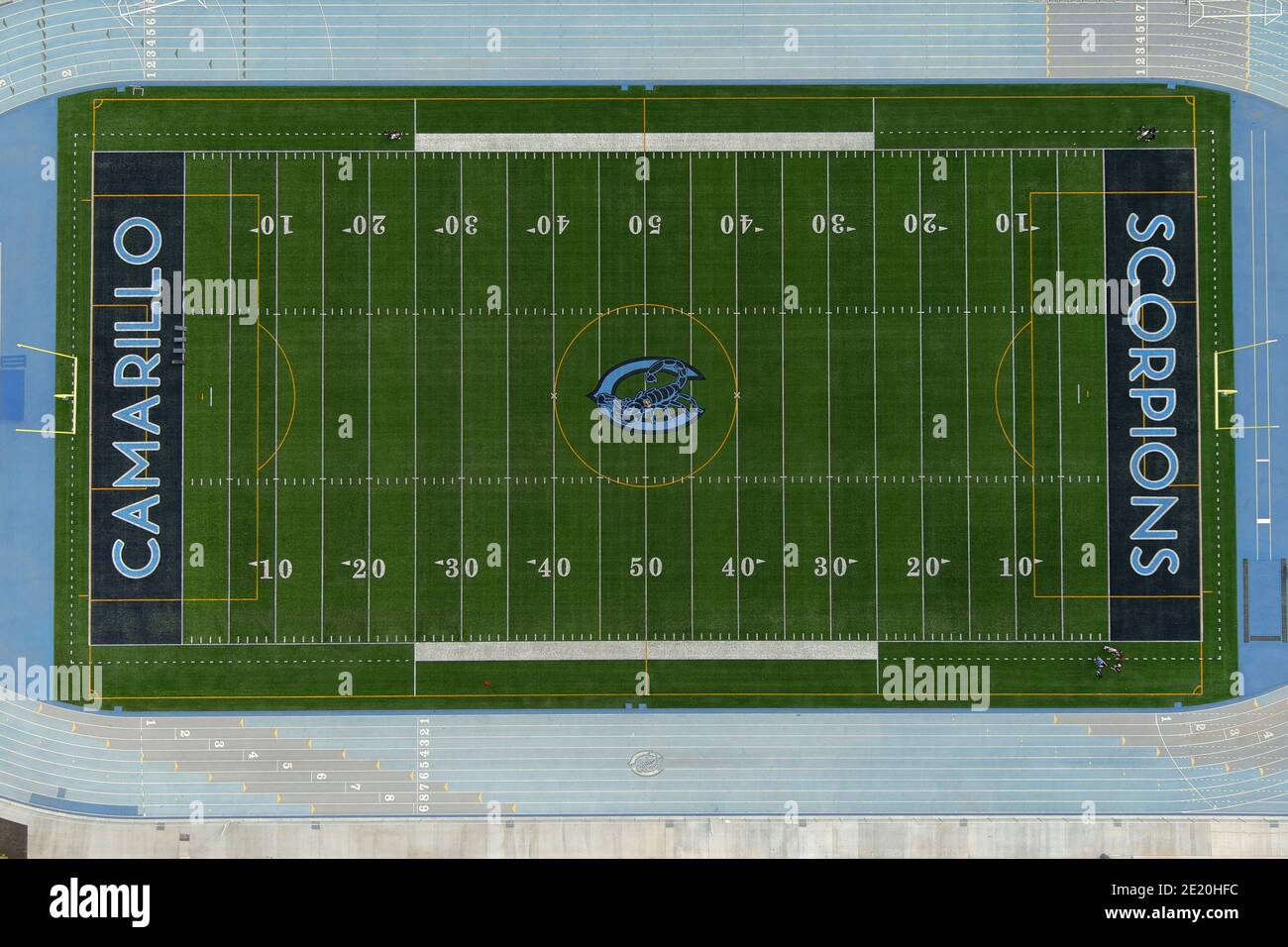 Eine Luftaufnahme von Adolfo Camarillo High School Fußballplatz und Scorpions Logo im Mittelfeld Mittwoch, 6. Januar 2021, in Camarillo, Kalifornien. Stockfoto