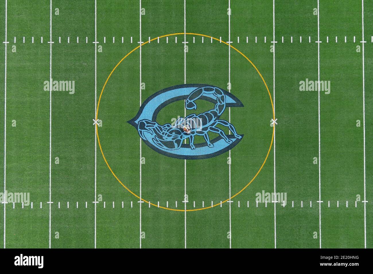 Eine Luftaufnahme von Adolfo Camarillo High School Fußballplatz und Scorpions Logo im Mittelfeld Mittwoch, 6. Januar 2021, in Camarillo, Kalifornien. Stockfoto