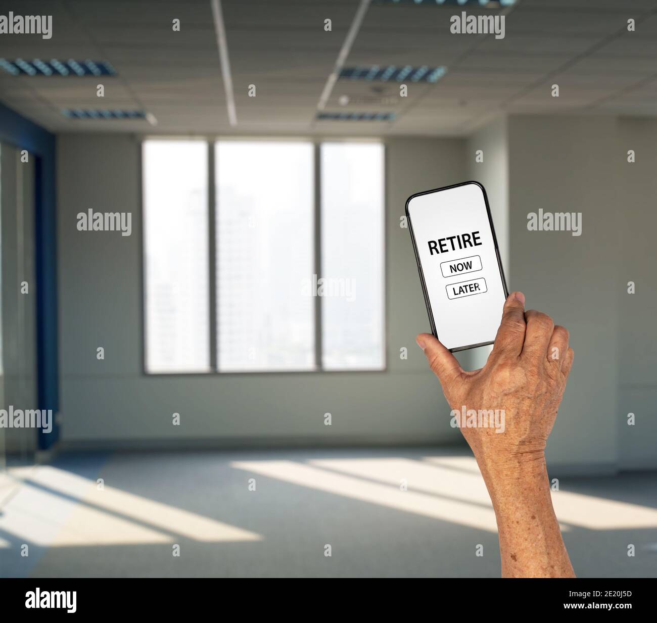 Ziehen Sie jetzt oder später auf dem Smartphone-Bildschirm Hand halten Von Führungskräften im Büro Stockfoto Ziehen Sie jetzt oder später auf dem Smartphone-Bildschirm Hand halten Von Führungskräften im Büro Stockfoto