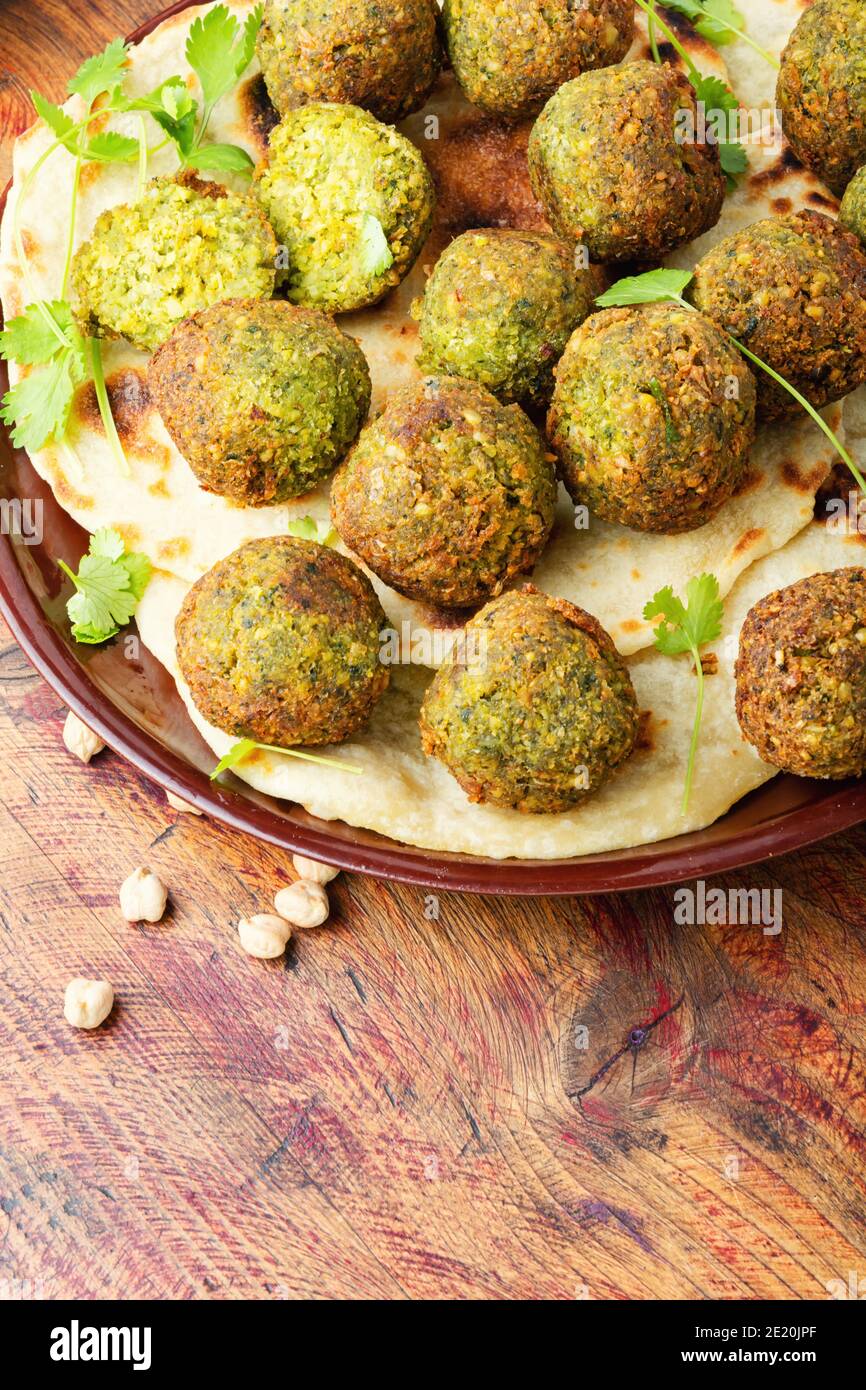 Frittierte Falafel-Kugeln aus gehackten Hülsenfrüchten oder Kichererbsen Stockfoto
