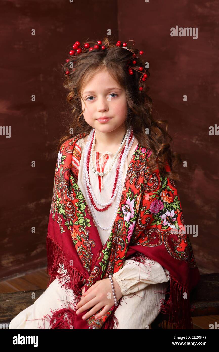 Schönes Mädchen mit einem roten Schal mit einem Ornament