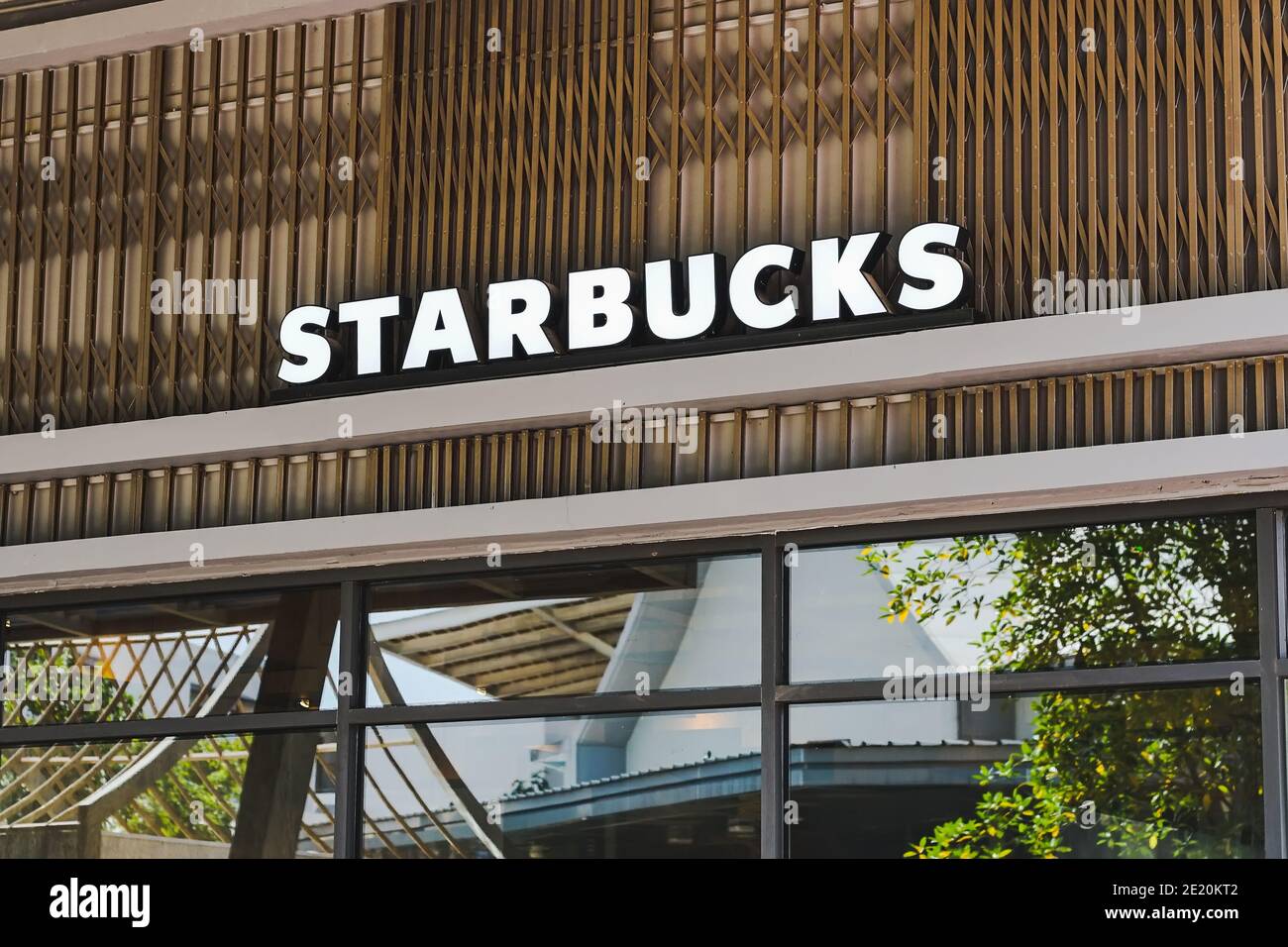 Samut Prakan, Thailand - 02. November 2020: Ein Starbucks Coffee Schild vor einem Starbucks Coffee Outlet in der Central Village Shopping Mall, Samut Prakan P Stockfoto