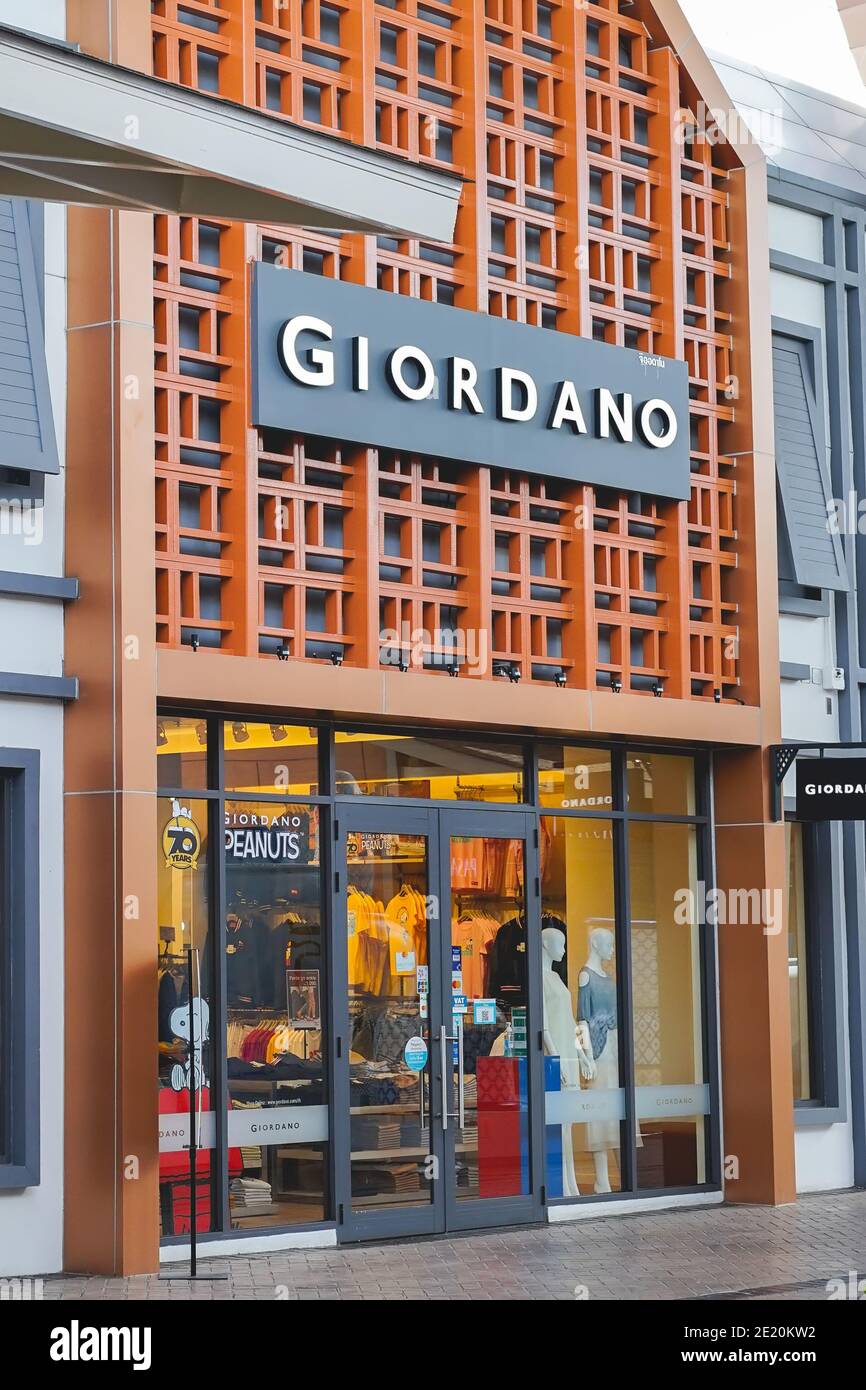 Samut Prakan, Thailand - 02. November 2020: Giordano Shop in Central Village Shopping Mall. Gegründet im Jahr 1981, ist eine der bekanntesten und Kleidung Stockfoto
