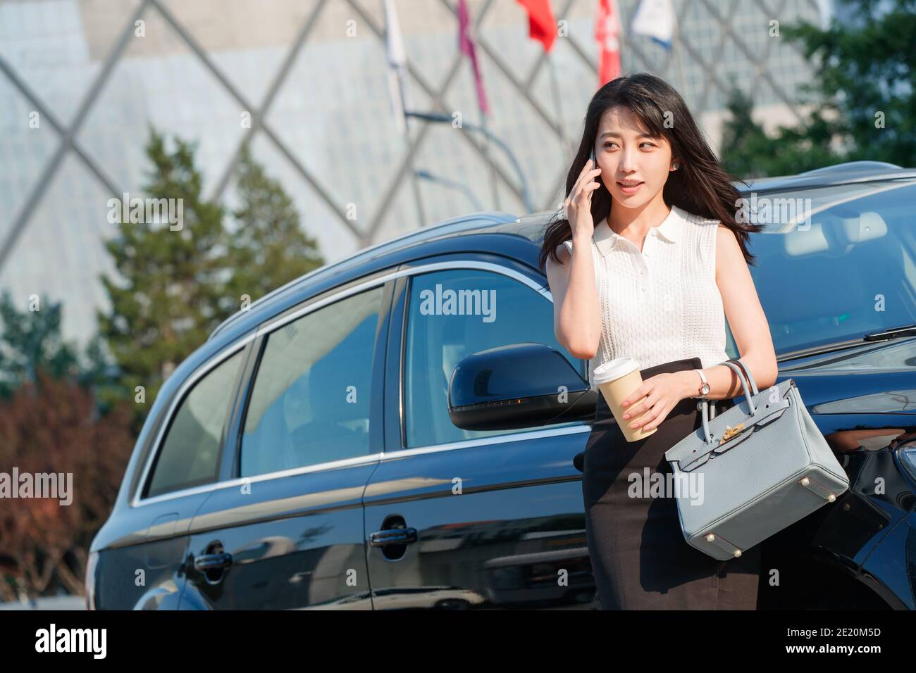 Junge Frau am Telefon Geschäft Stockfoto