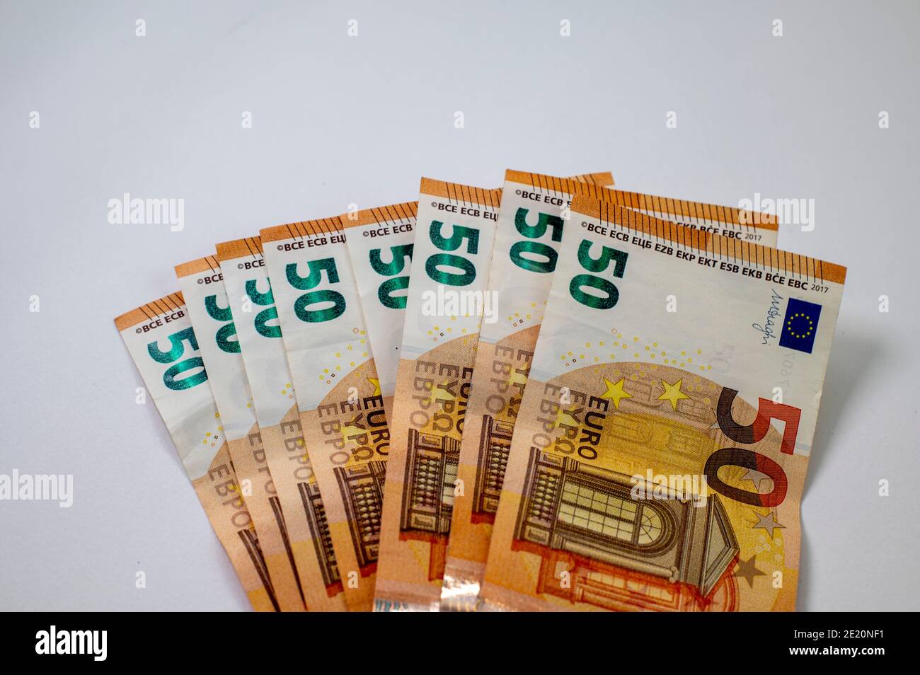 50-Euro-Banknoten auf weißem Hintergrund Stockfoto