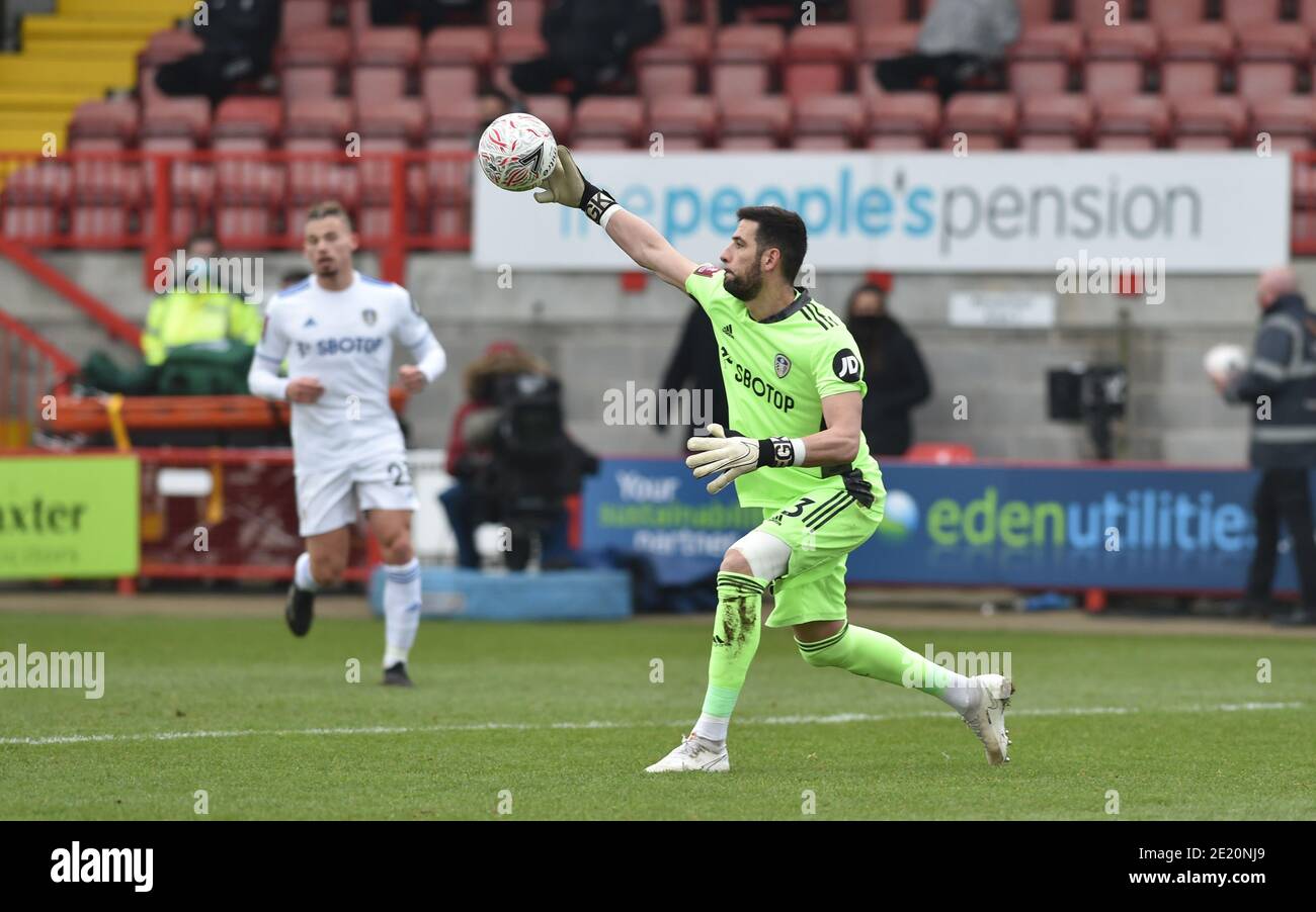 Kiko Casilla aus Leeds während des Emirates FA Cup Third Round Spiels zwischen Crawley Town und Leeds United im People's Pension Stadium , Crawley , Großbritannien - 10. Januar 2021 - nur für redaktionelle Verwendung. Keine Verkaufsförderung. Für Football-Bilder gelten Einschränkungen für FA und Premier League. Keine Nutzung des Internets/Handys ohne FAPL-Lizenz - für Details wenden Sie sich an Football Dataco Stockfoto