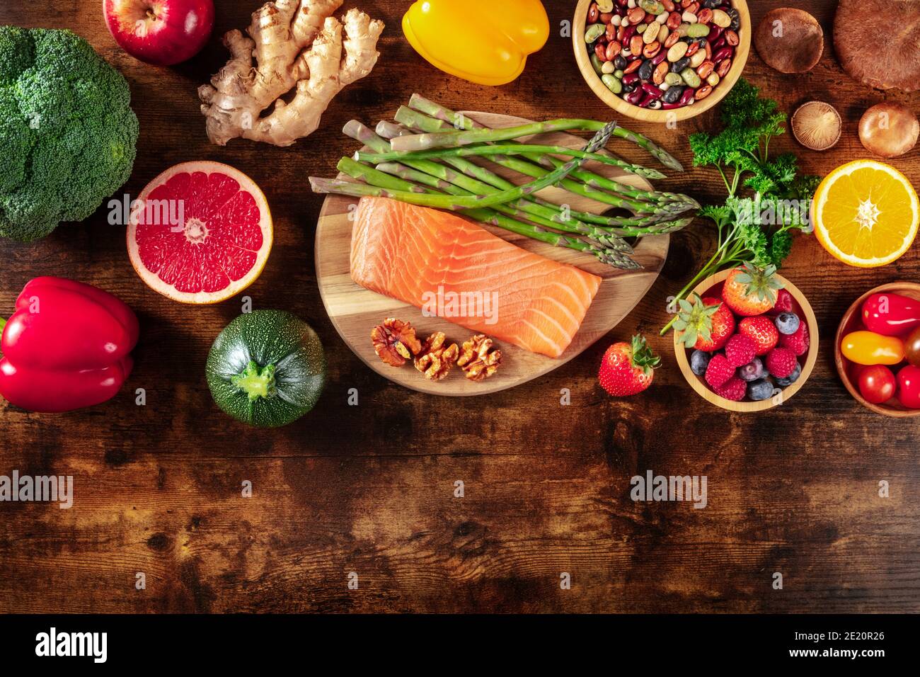 Superfoods, oben flach, mit Platz für Kopien. Lachs, Spargel, Zucchini, gesunde Ernährung Zutaten auf einem dunklen rustikalen Holzhintergrund Stockfoto