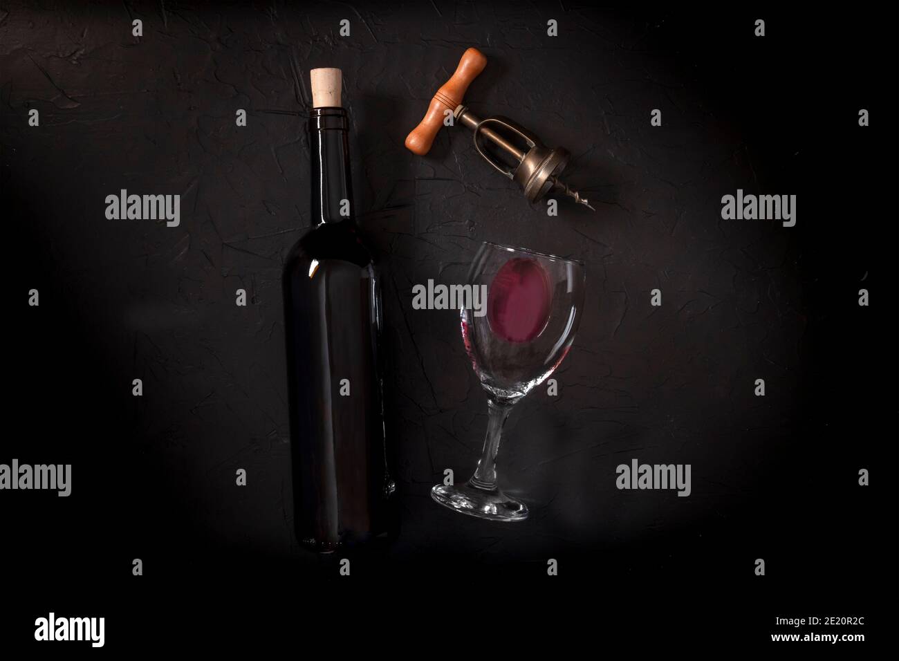 Weinprobe, Top-Shot auf schwarzem Hintergrund, mit einem Korken, Korkenzieher und einer Weinflasche Stockfoto