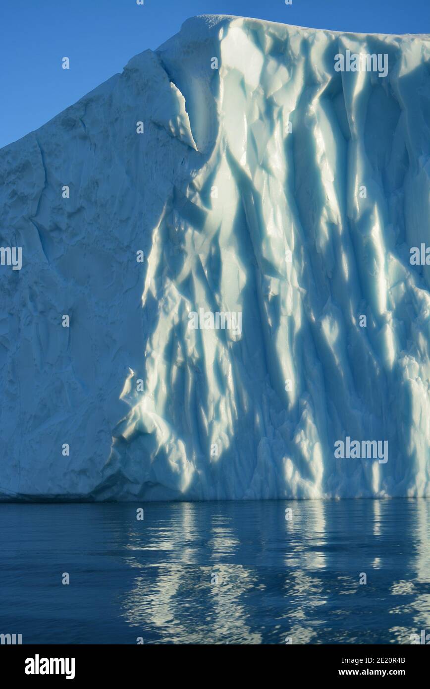 Riesige Eisberge in der Disko Bay, Ilulissat eisfjord in der Mitternachtssonne im Juli, UNESCO-Welterbe durch den Klimawandel beeinflusst Stockfoto