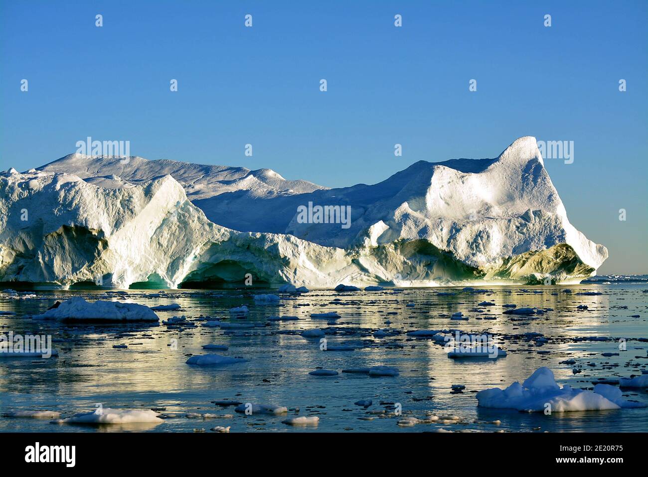 Riesige Eisberge in der Disko Bay, Ilulissat eisfjord in der Mitternachtssonne im Juli, UNESCO-Welterbe durch den Klimawandel beeinflusst Stockfoto