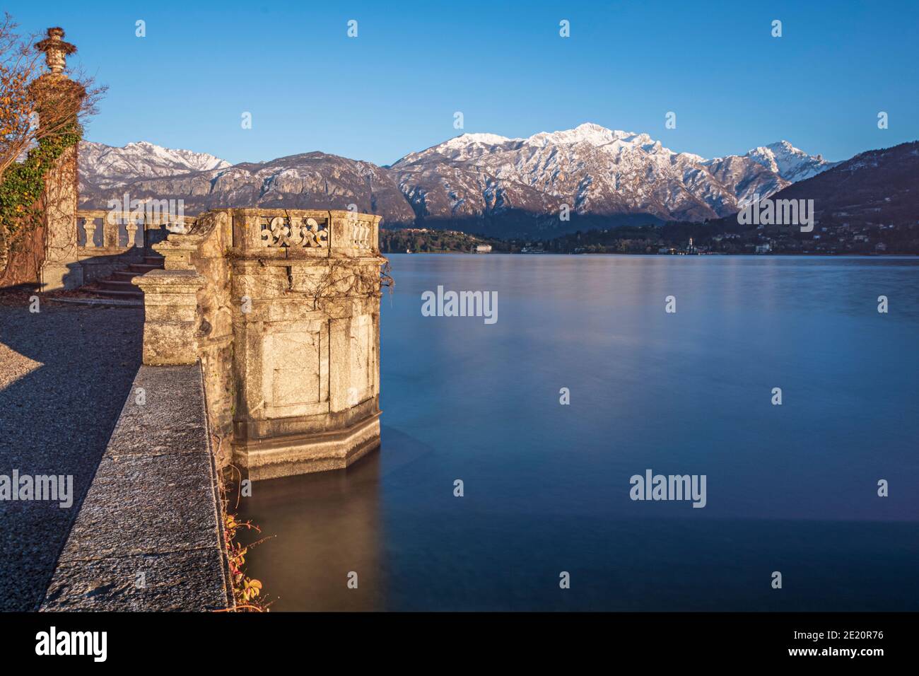 Blick auf den See. Romantischer Balkon am See mit schneebedeckten Bergen an einem Winternachmittag. Stockfoto