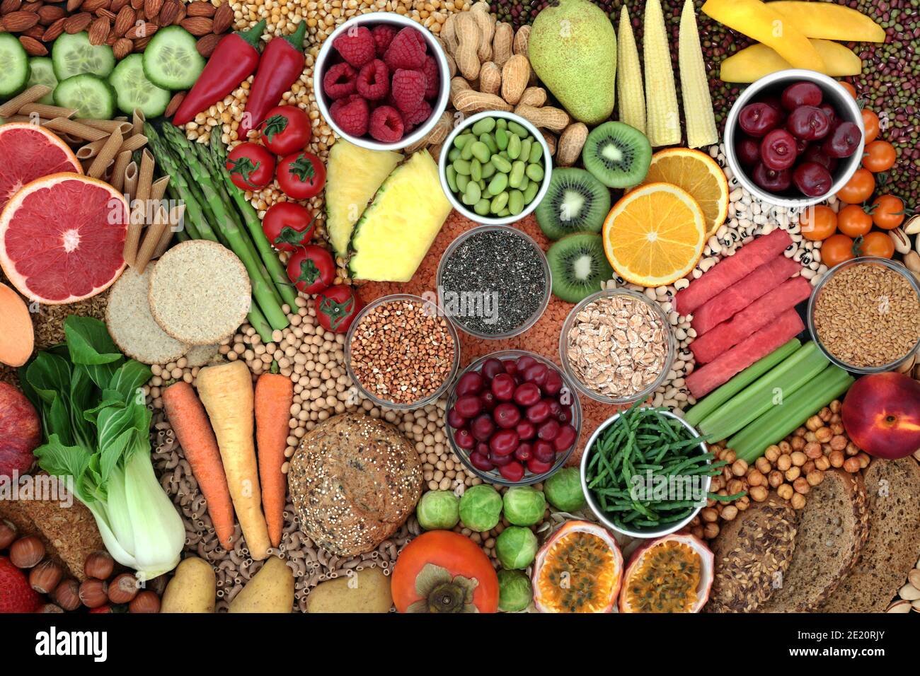 Clean Essen hohe Faser Gesundheit Lebensmittel für eine gute Verdauung gut  Gesundheit mit Furit, Gemüse, Nüsse, Getreide, Nudeln, Getreide und  Hülsenfrüchte Stockfotografie - Alamy
