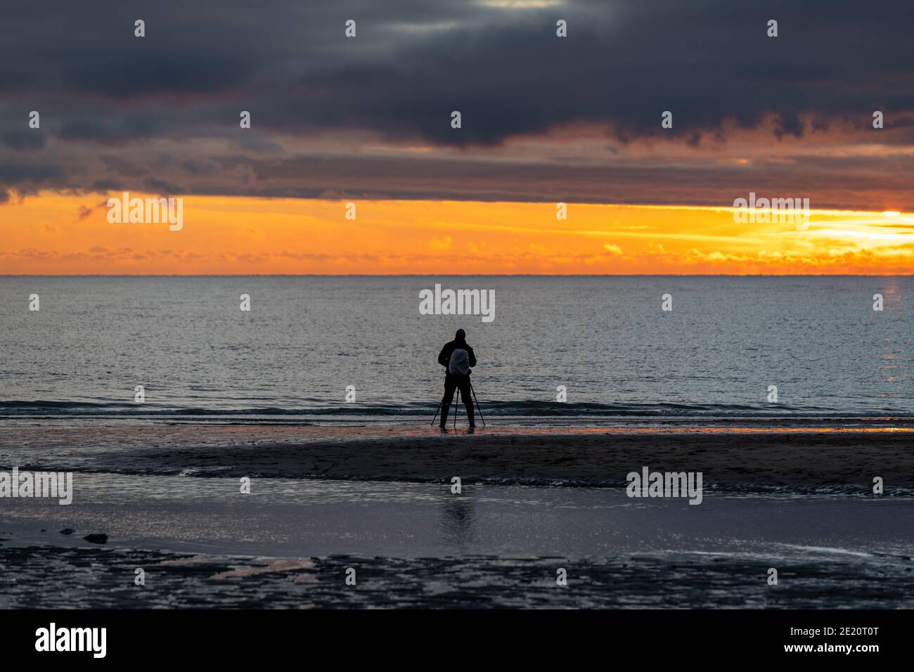 Fotograf gestrandet auf Sandbank fotografieren Sonnenuntergang Stockfoto