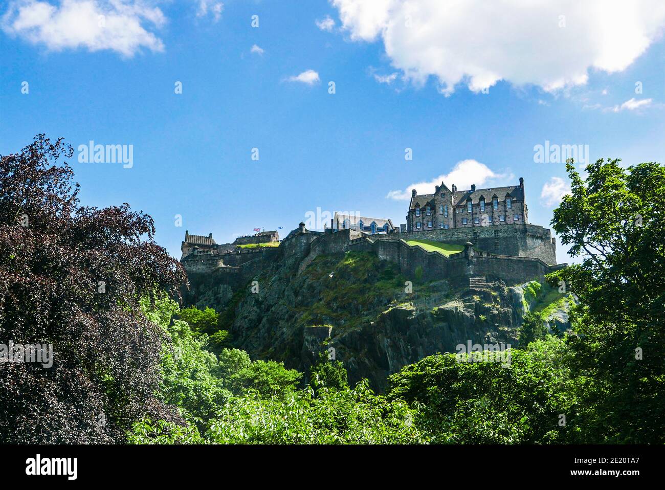 Das Edinburgh Castle ist von den Princes Street Gardens aus zu sehen. Alte Festung am Castle Rock mit Blick auf die Stadt Edinburgh, der Hauptstadt Schottlands. Stockfoto