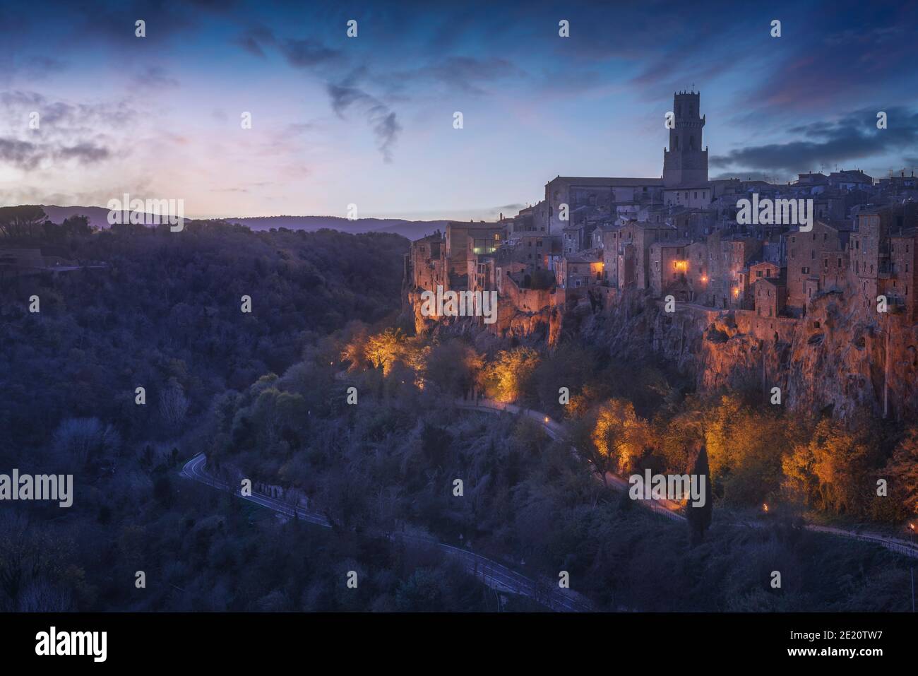 Toskana, Pitigliano mittelalterliches Dorf auf Tuff felsigen Hügel bei blauer Stunde. Italien, Europa. Stockfoto