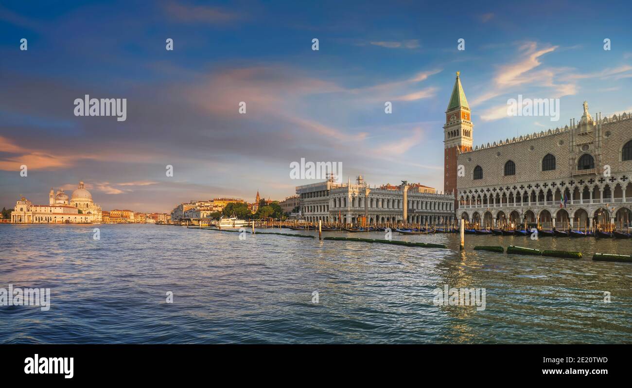 Wahrzeichen Venedigs in der Morgendämmerung, Blick vom Meer der Piazza San Marco oder St Mark Square, Campanile und Dogenpalast oder Dogenpalast. Italien, Europa. Stockfoto