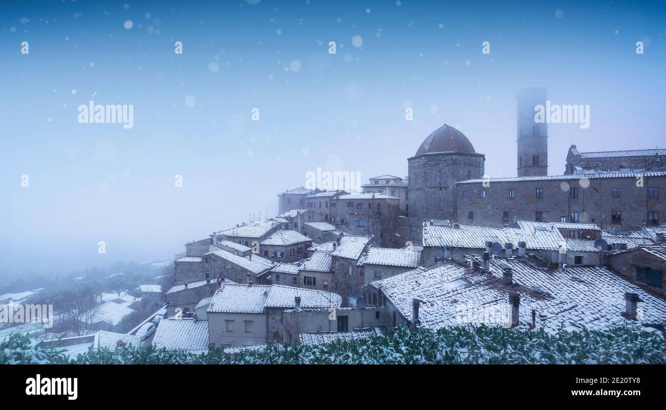 Volterra Dorf während eines Schneefalls im Winter. Pisa Provinz, Toskana, Italien, Europa. Stockfoto