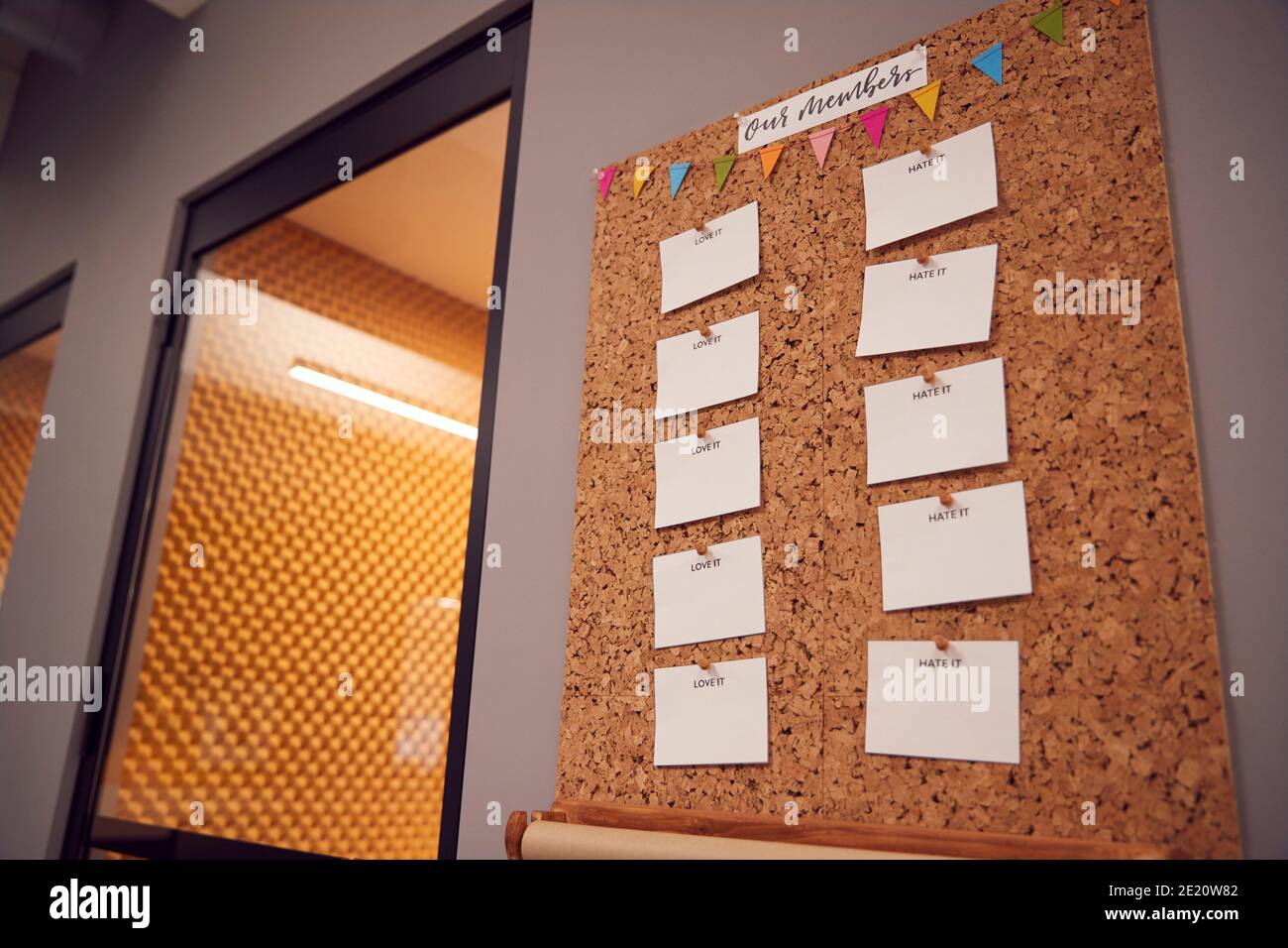 Notice Board In Creative Office With Love It Hate It Feedback-Nachrichten Stockfoto