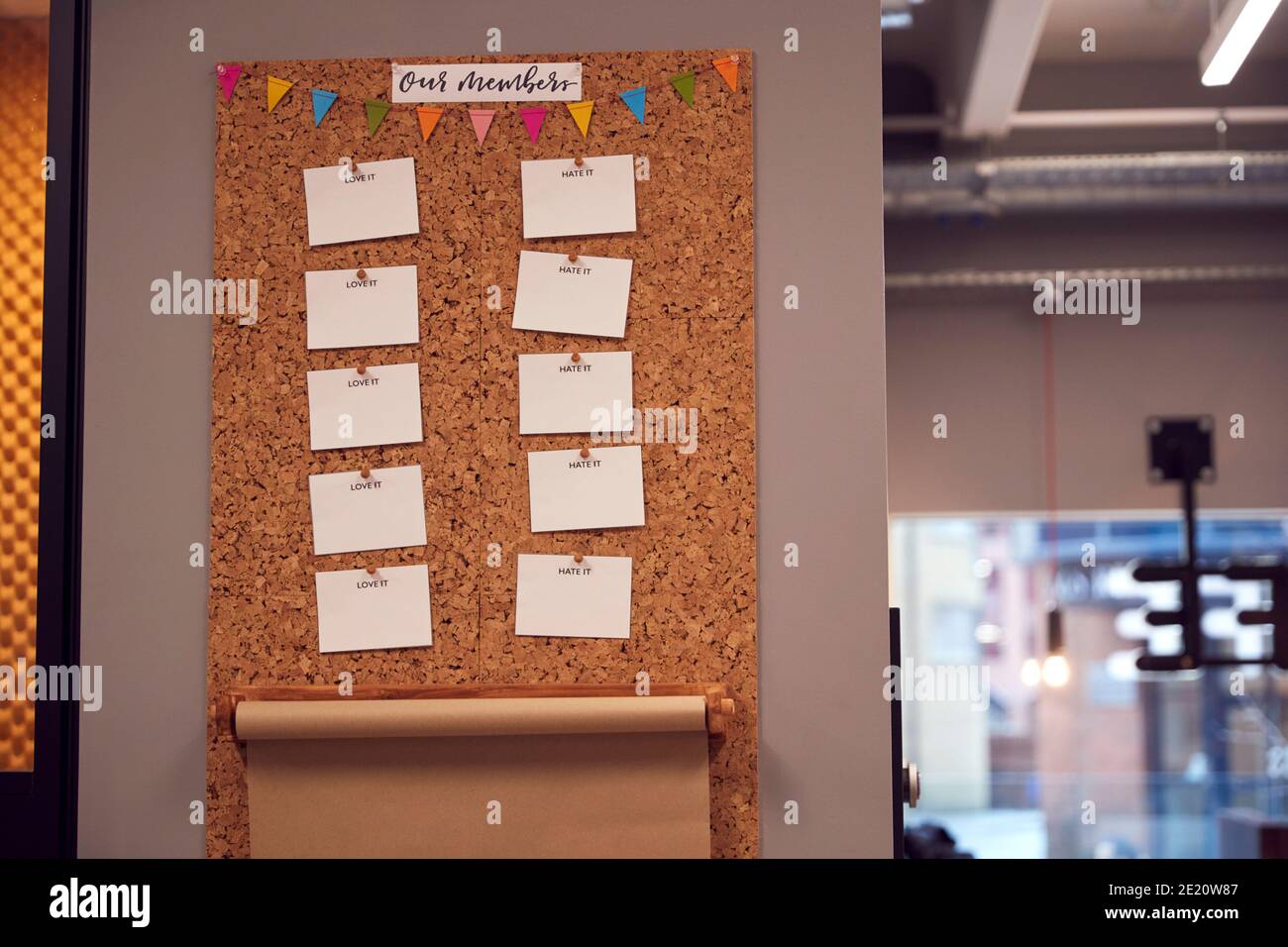 Notice Board In Creative Office With Love It Hate It Feedback-Nachrichten Stockfoto