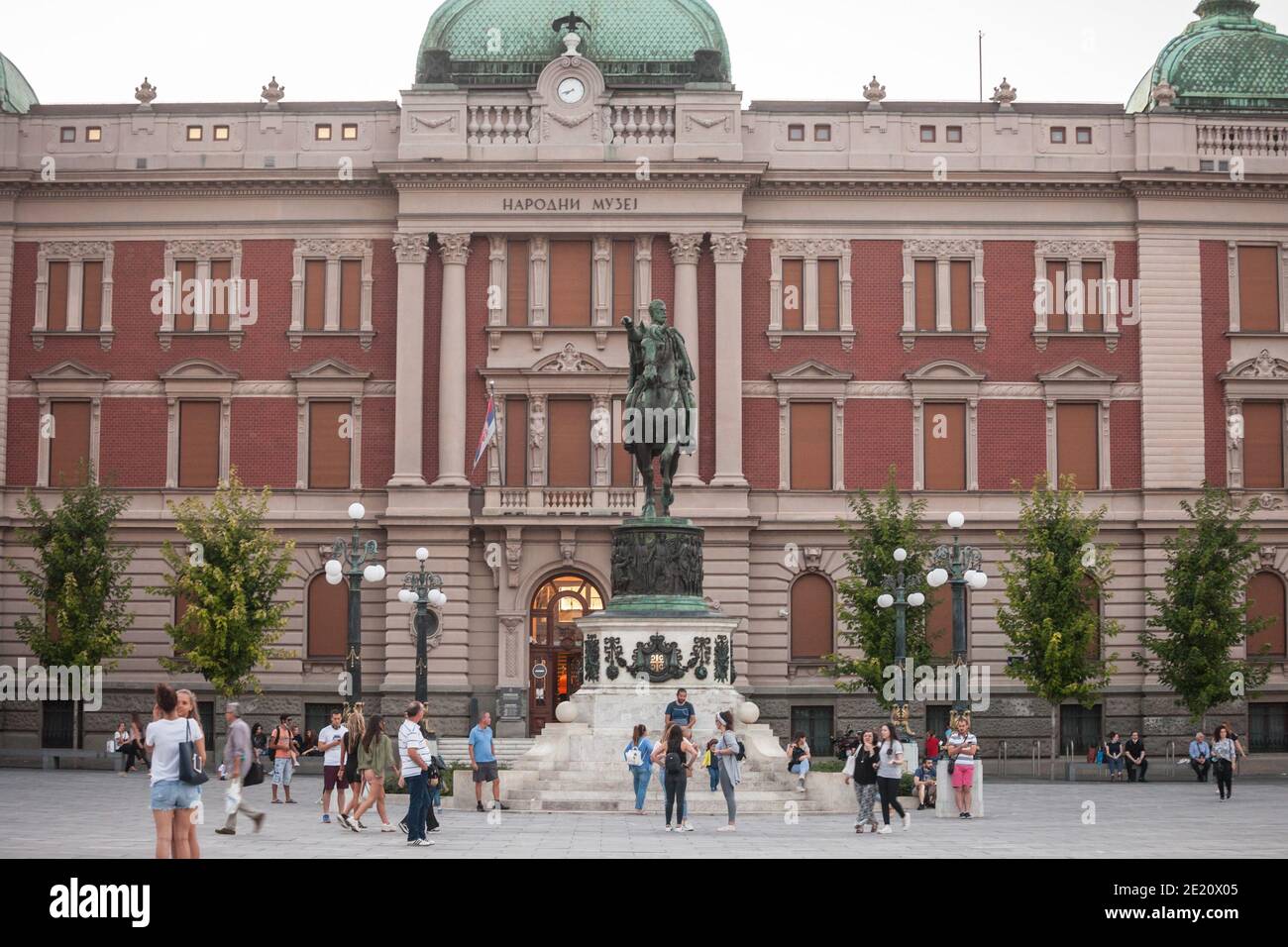 BELGRAD, SERBIEN - 19. AUGUST 2020: Menschenmenge vor der Trg Republike mit Prinz Mihailo (Knez Mihailo) Statue vor dem Nationalmuseum von Serbien. A Stockfoto