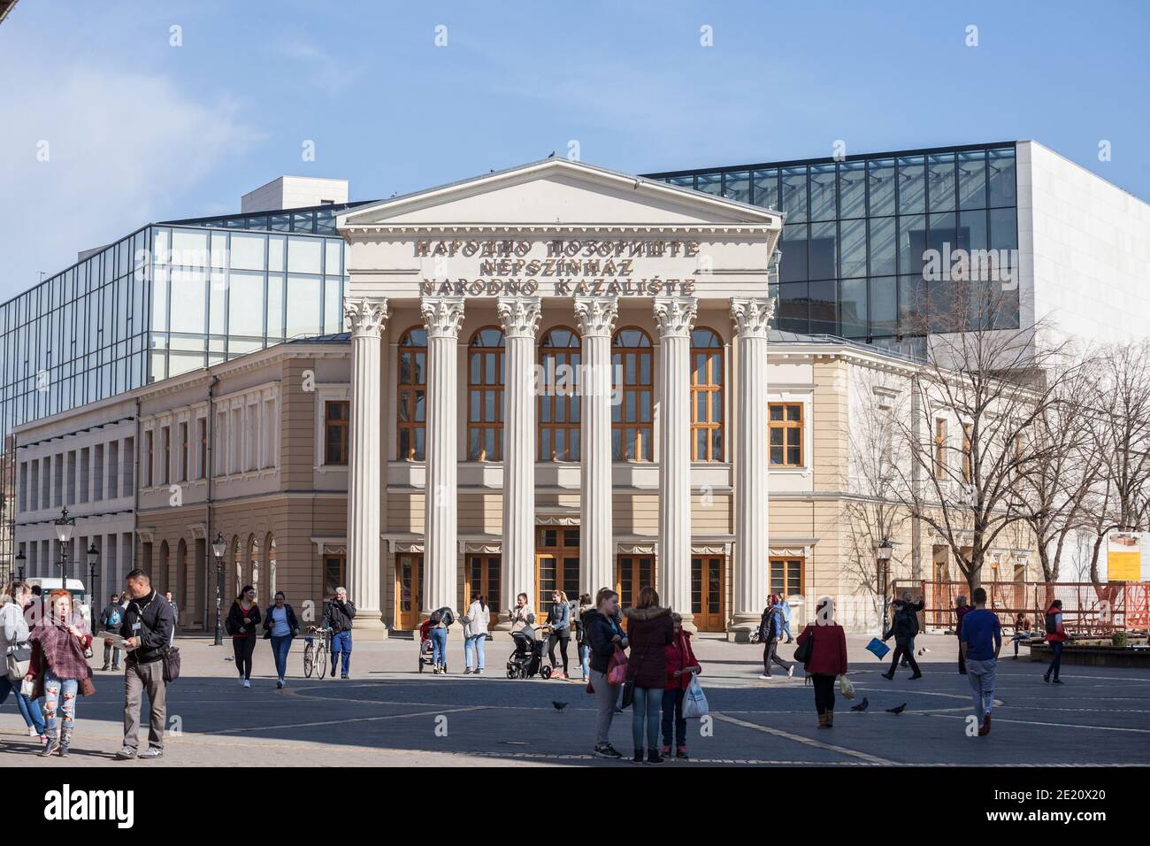 SUBOTICA, SERBIEN - 29. MÄRZ 2019: Fassade des Nationaltheaters von Subotica, mit Erwähnung des Nationaltheaters in Serbisch, Kroatisch und Ungarisch. Auch genannt Stockfoto
