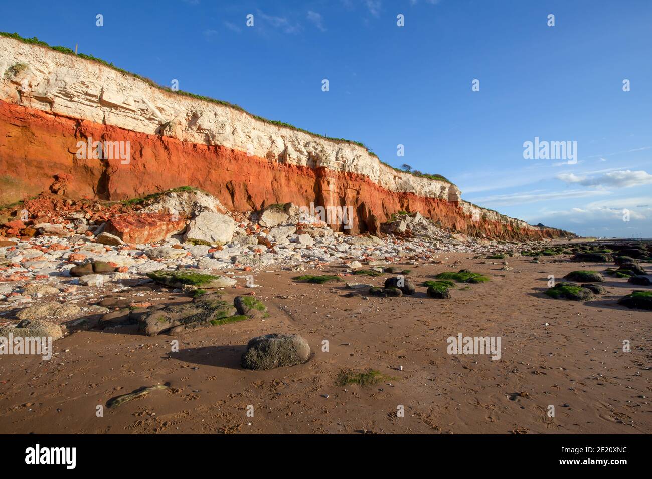 Hunstanton Klippen in Nord Norfolk vom Strand aus gesehen. März 2017. Diese erodierenden Klippen legen eine mittlere Kreidekreide Sequenz vom Albian zum Suc frei Stockfoto