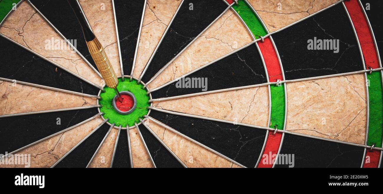 Erfolg und Geschäftsziel Konzept : Close view of Dartboard with Dart in the Bulls Eye. Stockfoto