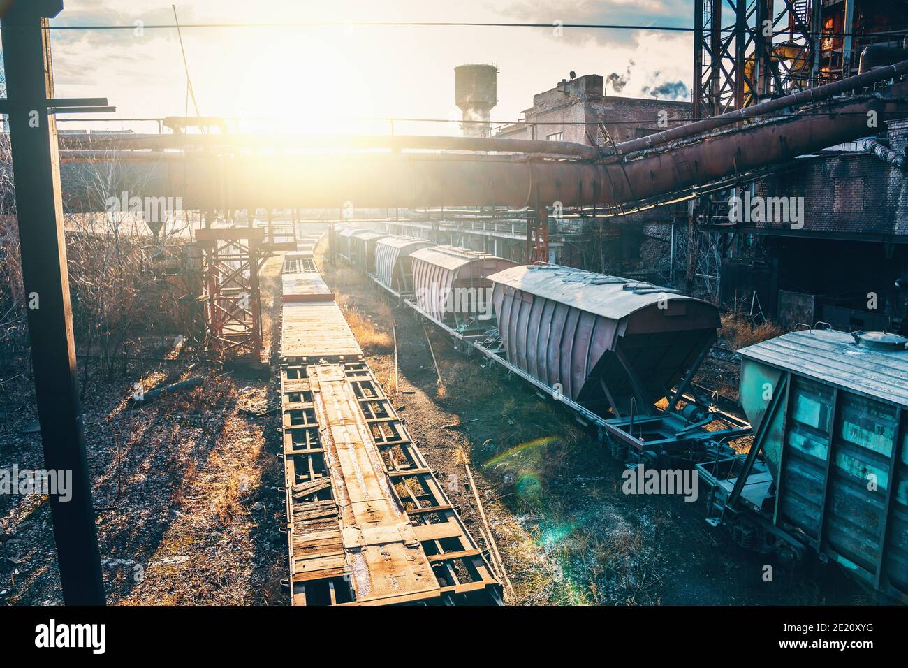 Hochofen von metallurgischen Anlagen oder Chemiefabrik mit industriellen Eisenbahn- und Güterwagen. Stockfoto