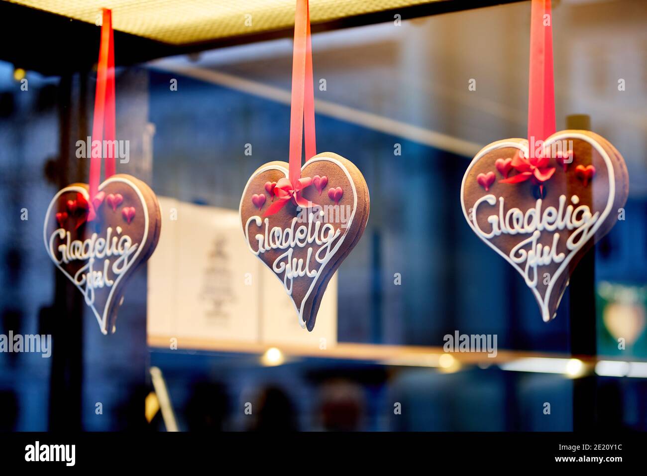 Herzförmige Honigkuchen ('honninghjerter') in einer dänischen Bäckerei ausgestellt; die Inschrift besagt 'Merry Christmas' ('Glædelig jul'); Kopenhagen Stockfoto