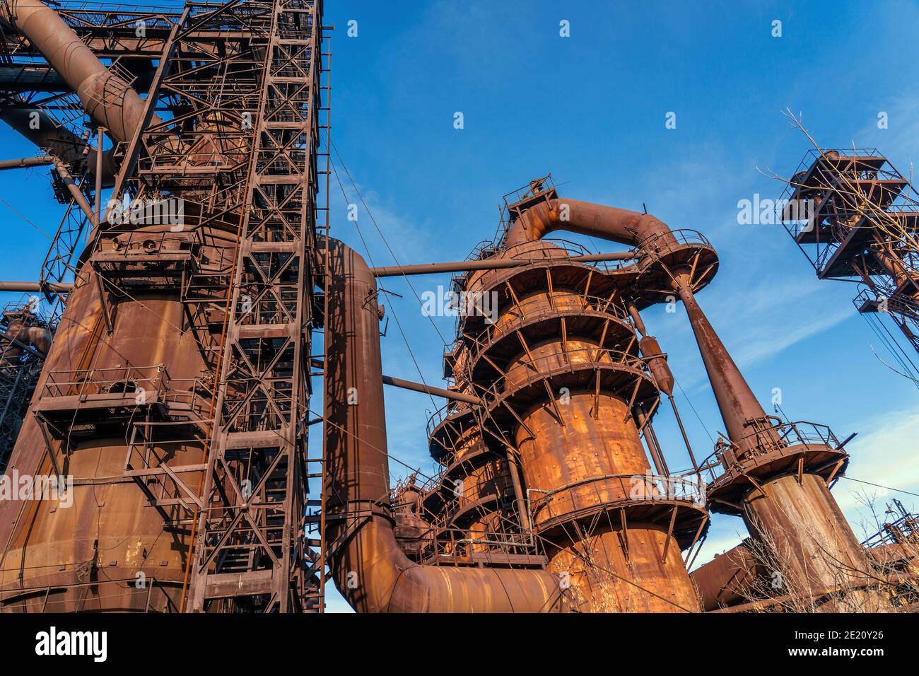Metallurgische Anlage Hochofen und Schornsteine. Hintergrund aus industriellem Eisen. Stockfoto