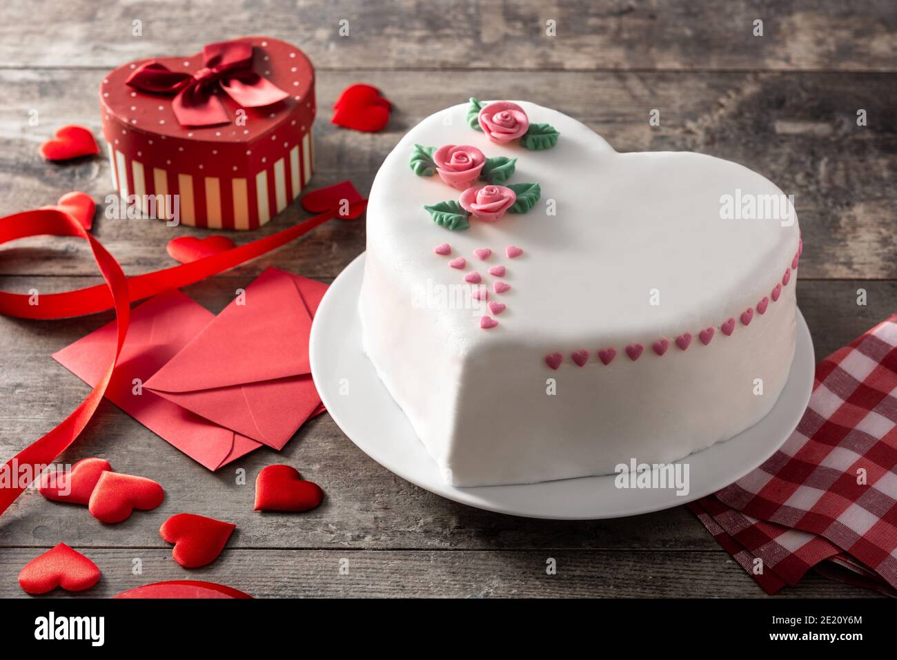 Rote Rosen Und Herz Auf Holztisch Valentinsgrusstageskonzept Stockfotos Und Bilder Kaufen Alamy