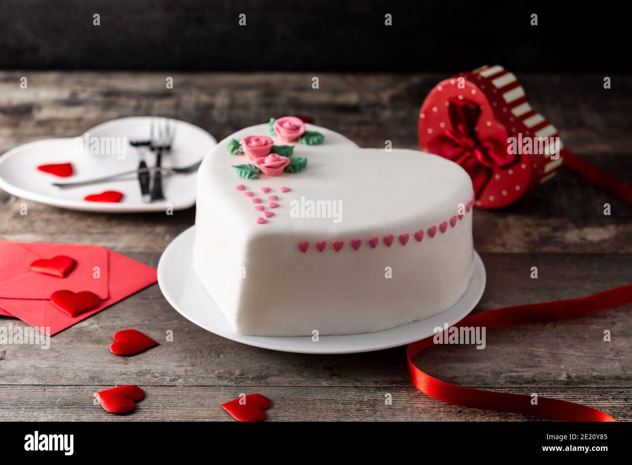 Rote Rosen Und Herz Auf Holztisch Valentinsgrusstageskonzept Stockfotos Und Bilder Kaufen Alamy