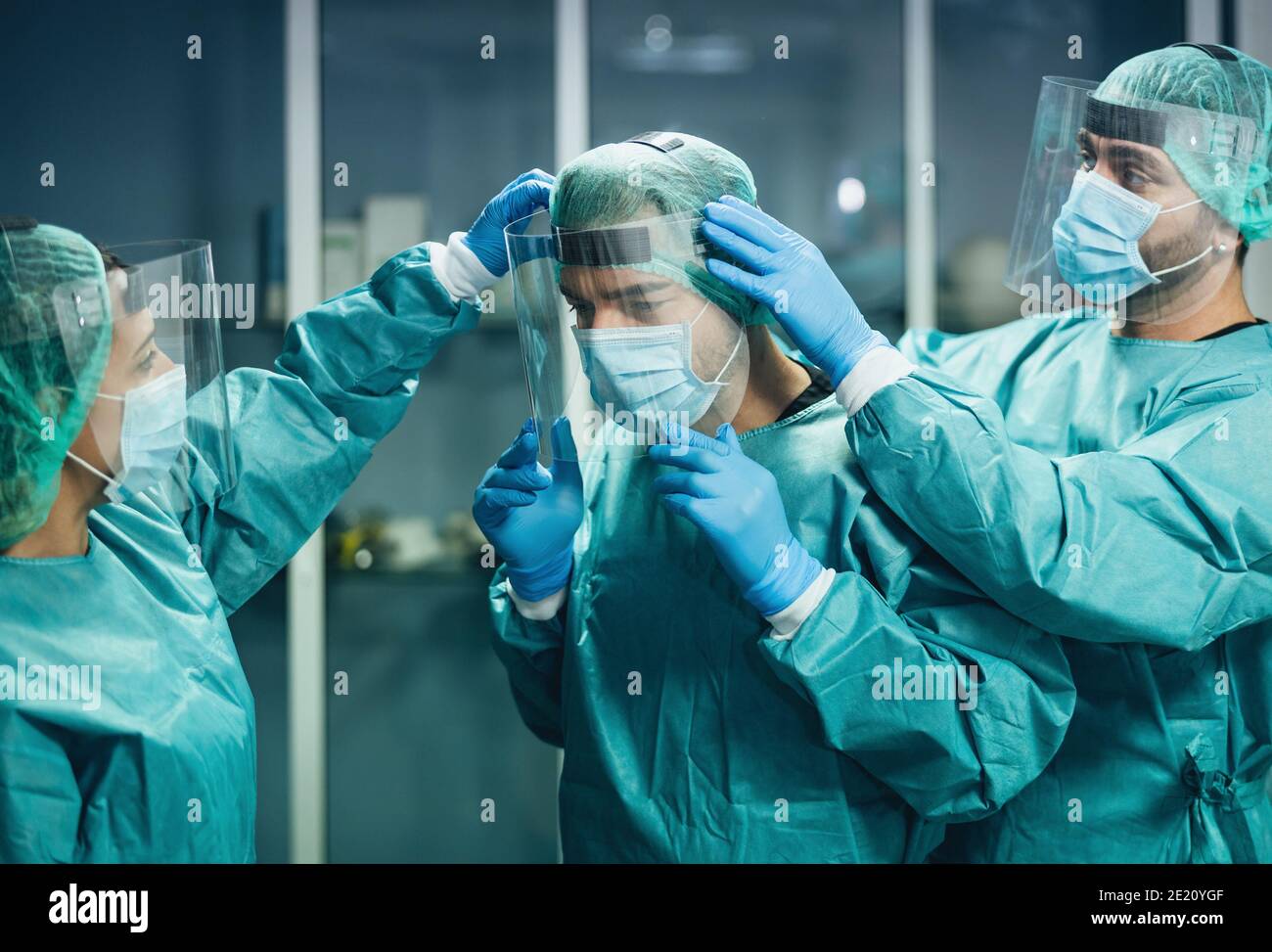 Ärzte tragen psa Ausrüstung Gesicht chirurgische Maske und Visier kämpfen Gegen Corona-Virus Ausbruch - Gesundheitswesen und medizinische Mitarbeiter Konzept Stockfoto