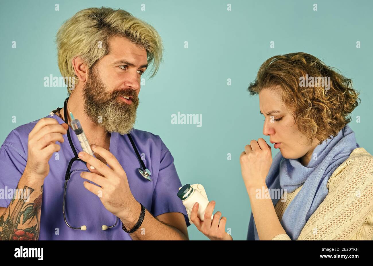 Pillen und Husten Injektionen. Beratung über die Diagnose der Krankheit. Arzt und Patient treffen im Krankenhaus. Healthcare-Profis. Gesundheitswesen und Medizin. Arzt und Patient diskutieren Behandlung. Stockfoto