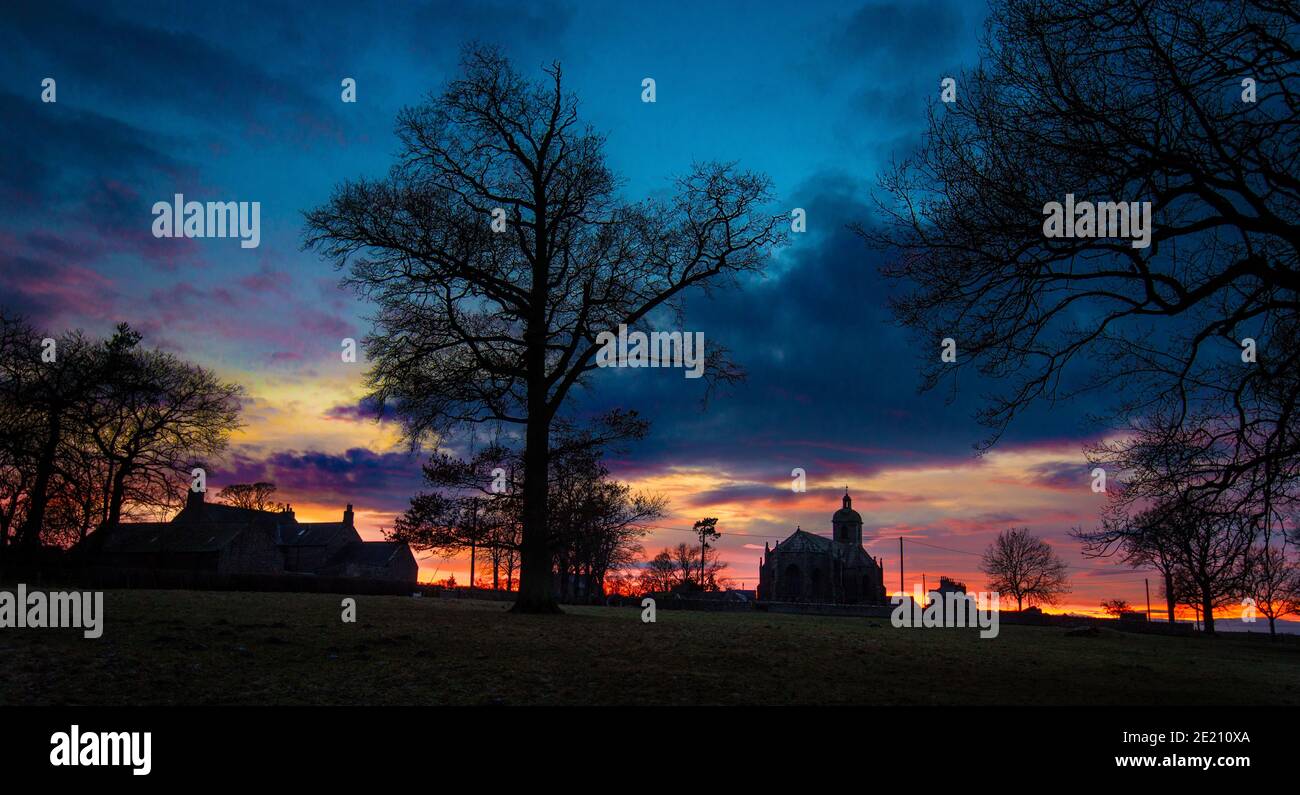 Winteruntergang über Ladykirk erbaut 1500 auf Befehl von James IV. Von Schottland. Ladykirk, Scottish Borders, Schottland, Großbritannien Stockfoto