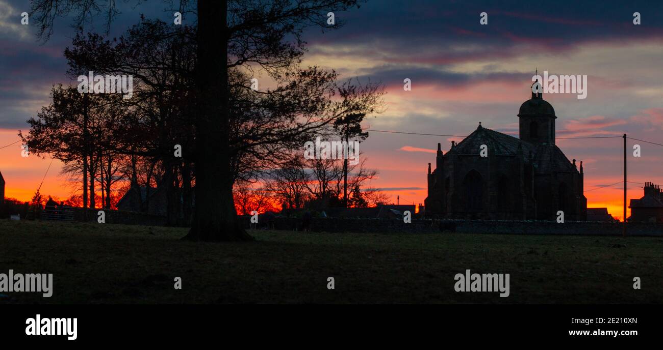 Winteruntergang über Ladykirk erbaut 1500 auf Befehl von James IV. Von Schottland. Ladykirk, Scottish Borders, Schottland, Großbritannien Stockfoto