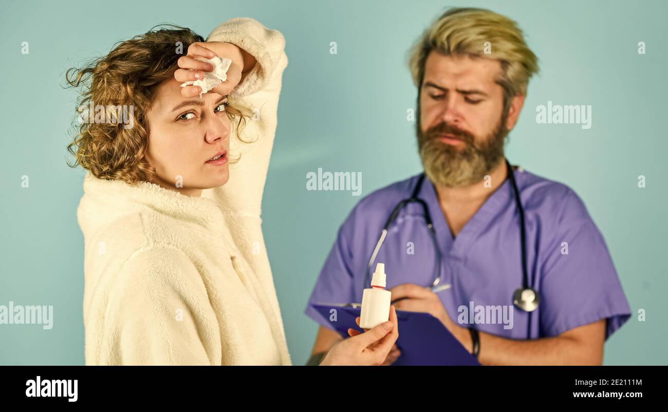 Schreckliche Kopfschmerzen. Arzt- und Patientenbesprechung im Krankenhaus. Medizinisches Fachpersonal. Gesundheitswesen und Medizin. Arzt und Patient diskutieren über die Behandlung. Beratung zur Diagnose der Krankheit. Stockfoto