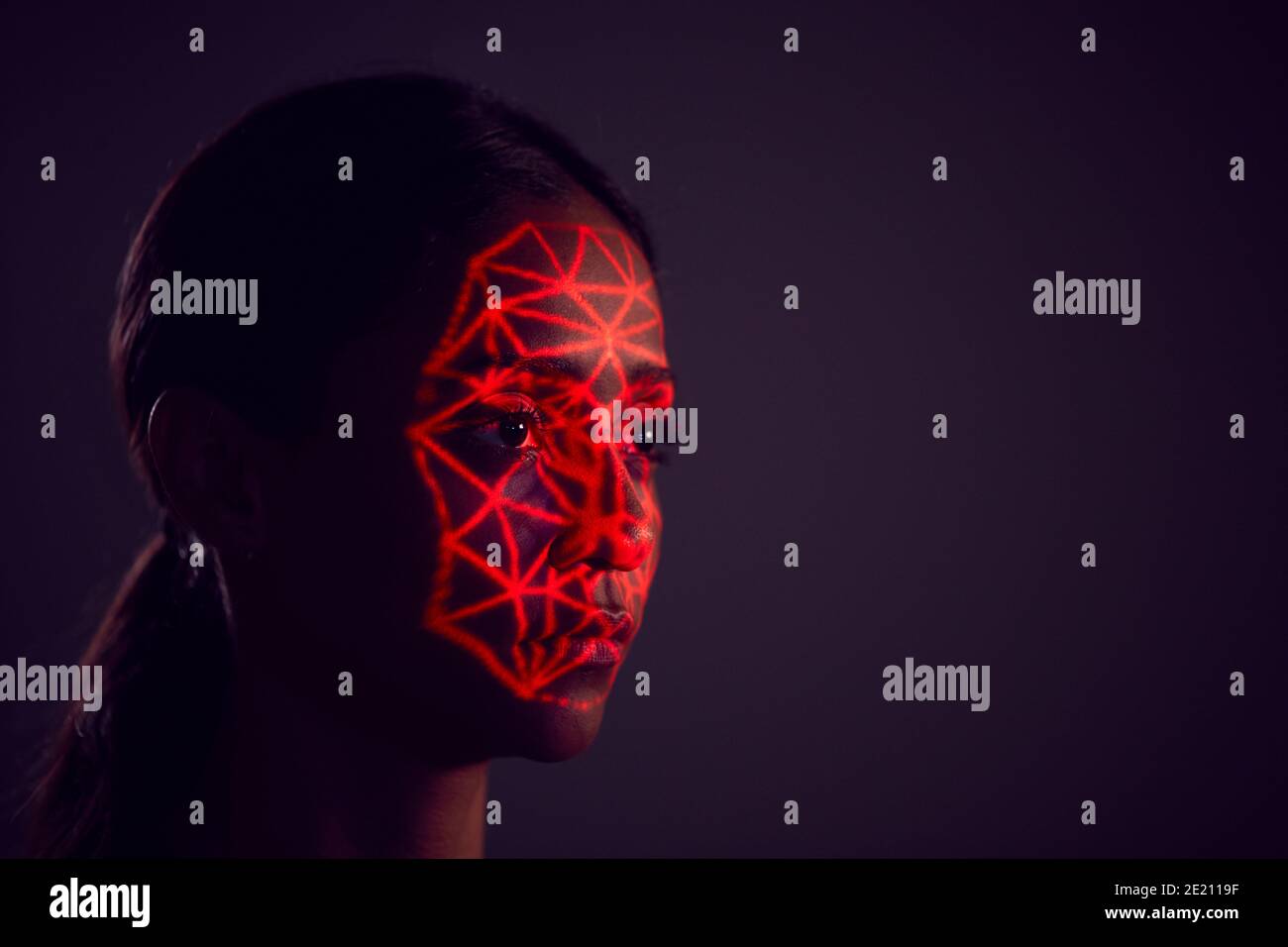 Gesichtserkennung Technologie Konzept Als Frau Hat Red Grid Projiziert Auf Gesicht In Studio Stockfoto