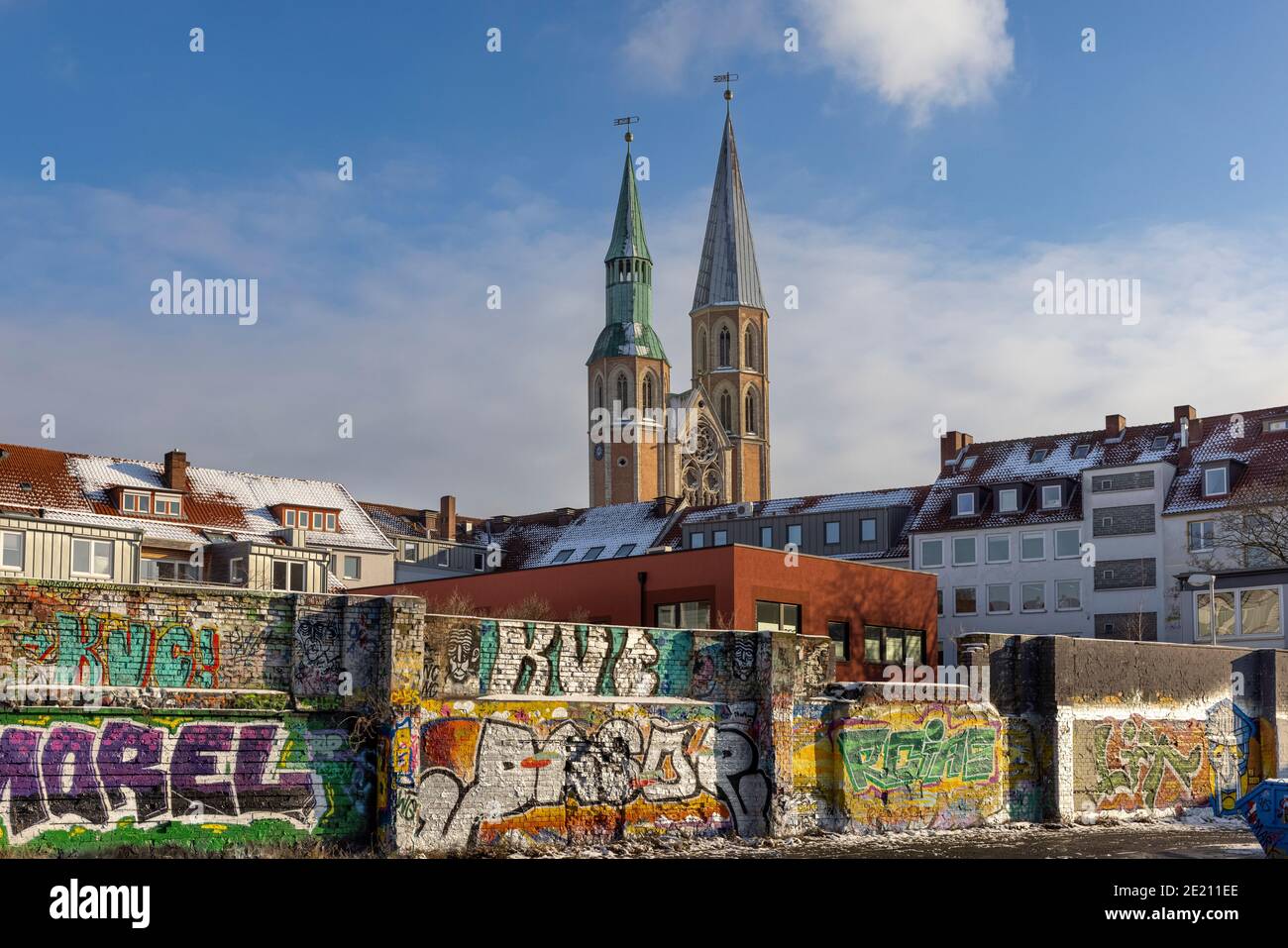 Braunschweig ist eine alte deutsche Stadt mit moderner Straßenkultur. Graffiti sind auf modernen Gebäuden sichtbar, aber historische sind unberührt geblieben. Stockfoto