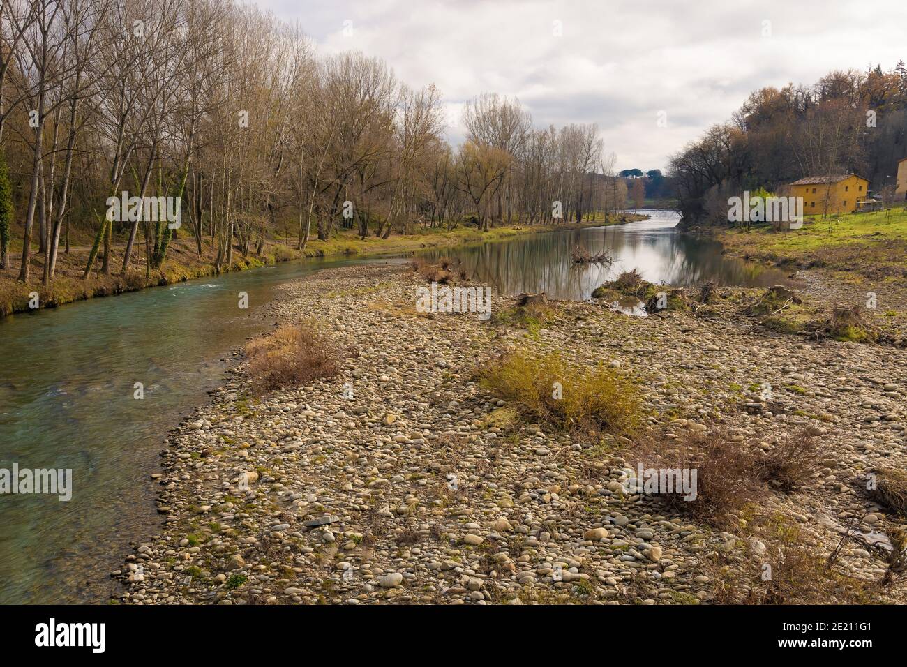 Der Fluss Ter läuft ruhig an einem Wintertag von Wäldern und Bergen in der Nähe von Torello, Katalonien, Spanien begrenzt Stockfoto