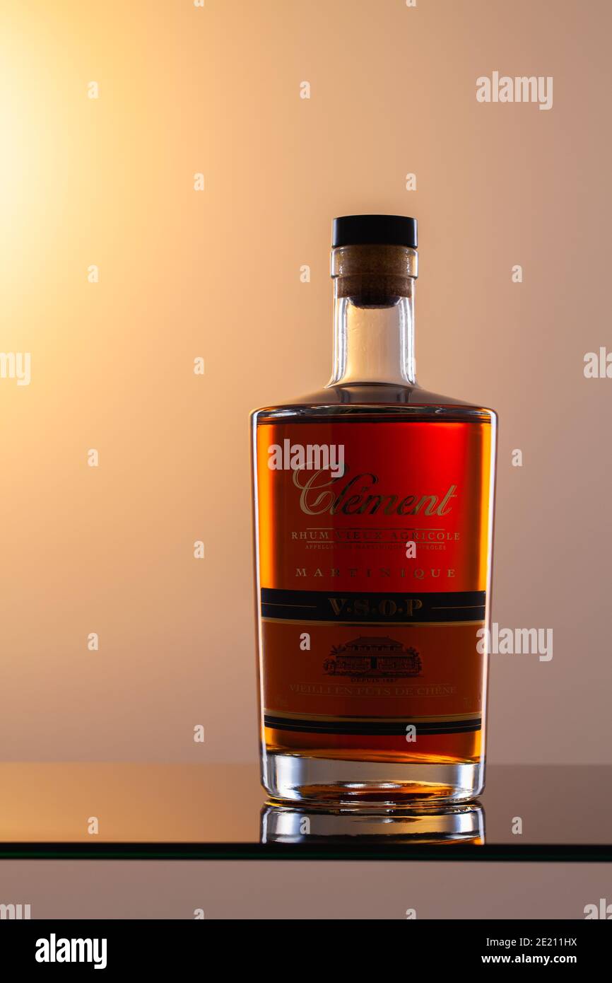 Prag, Tschechische Republik - 27. Dezember 2020: Flasche Rhum Clement auf dem Glastisch. Rhum Clement wird bei Habitation Clemen produziert und abgefüllt Stockfoto