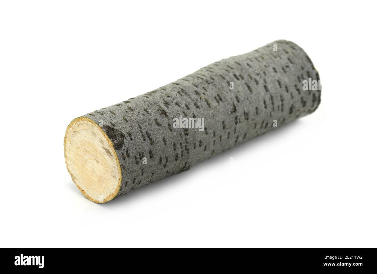 Brennholz isoliert auf weiß. Protokoll isoliert auf einem weißen. Holz aus Holzfeuer isoliert auf weißem Hintergrund mit Schnittpfad. Holz veraltetes Holz. Stockfoto