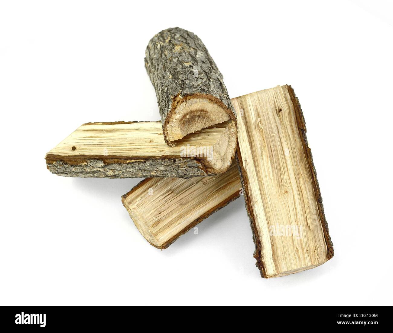 Brennholz isoliert auf weiß. Eiche Log isoliert auf einem weißen. Holz aus Holzfeuer isoliert auf weißem Hintergrund mit Schnittpfad. Holz veraltetes Holz. Stockfoto