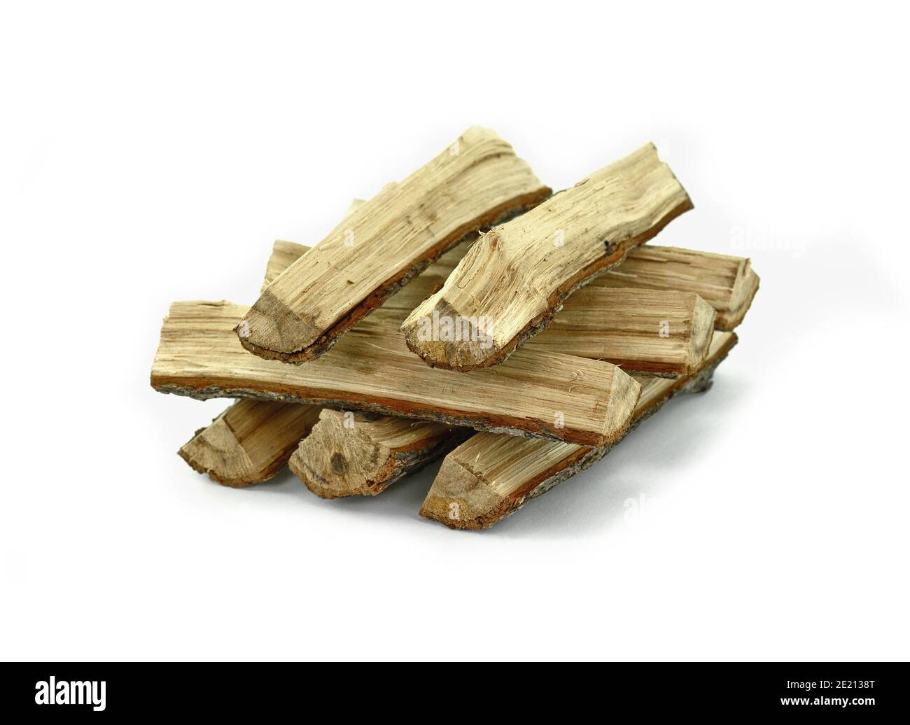 Brennholz isoliert auf weiß. Eiche Log isoliert auf einem weißen. Holz aus Holzfeuer isoliert auf weißem Hintergrund mit Schnittpfad. Holz veraltetes Holz. Stockfoto